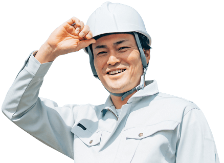 ヘルメットを被る男性作業員